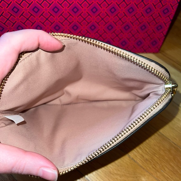 Tory Burch Tan Pebbled Leather Perry Bombe Wristlet - Picture 10 of 13